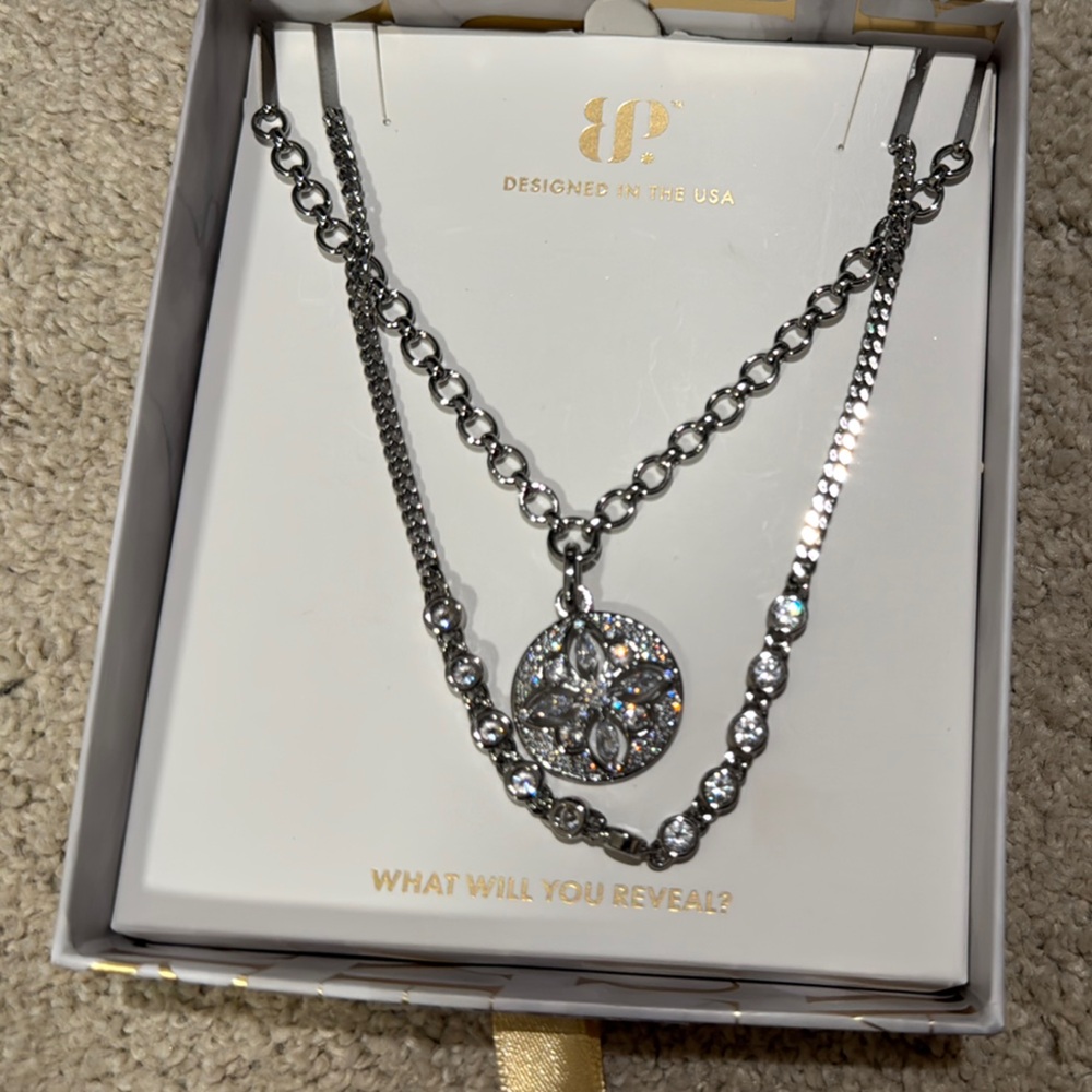 Elegant Silver Necklace Set - Picture 3 of 3